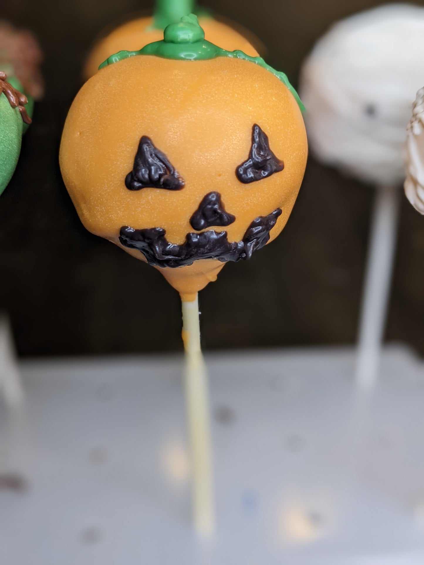 HALLOWEEN CAKE POPS