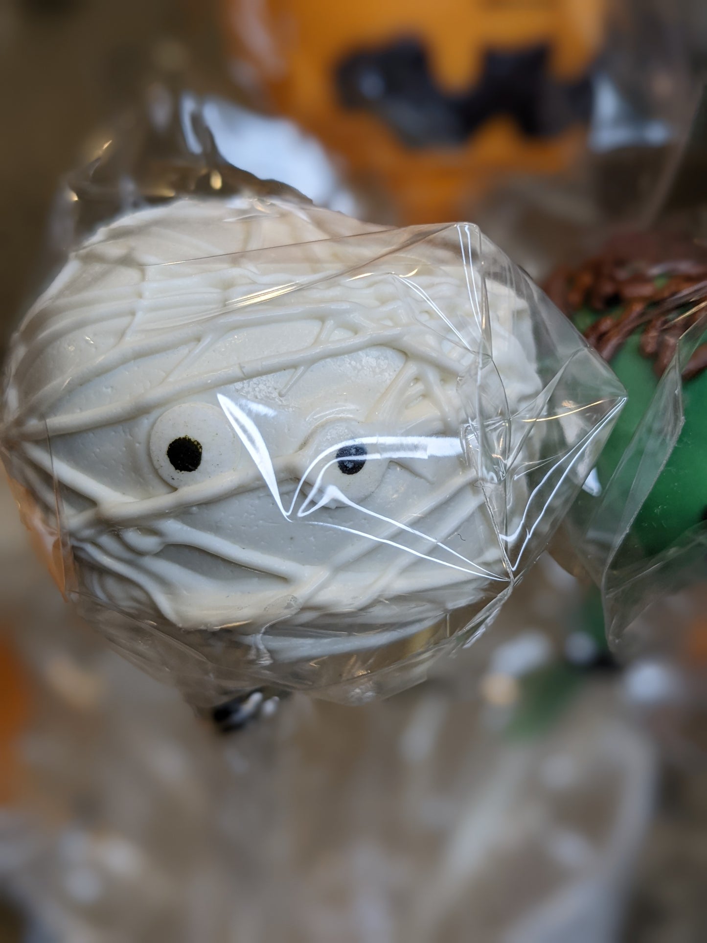 HALLOWEEN CAKE POPS