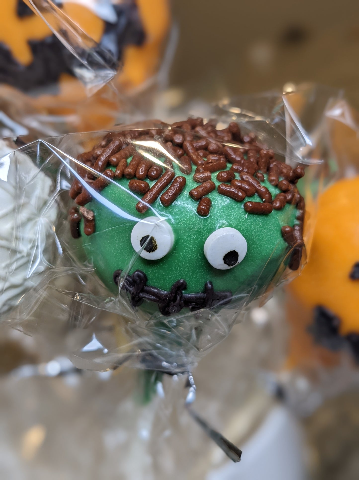 HALLOWEEN CAKE POPS